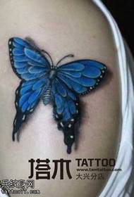 Patrón de tatuaje de mariposa azul realista de hombro
