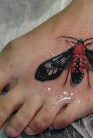 발등에 3 차원 현실적인 나비 문신