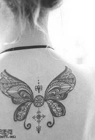 Modeli tatuazh i tërhiqur nga flutura e fluturave