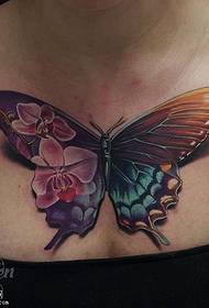 Hermoso tatuaje de mariposa en el pecho