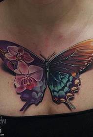 Bellissimo tatuaggio a farfalla sul petto