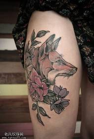 Modeli i tatuazhit të dhelprave me kofshë lulesh