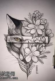 Rankraštinis gėlių lapės tatuiruotės raštas
