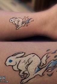 腿部可爱的白色小兔子纹身图案