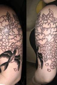 lengan bunga peony yang indah dengan pola tato menelan