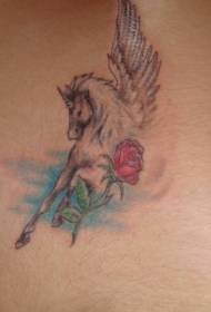 肩の色の空飛ぶ馬と赤いバラのタトゥー画像