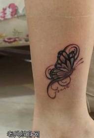 Patrón de tatuaje de mariposa de pie