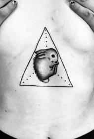 krūtinės mažas juodas triušis su trikampiu tatuiruotės piešiniu 135300 - mažas juodas karsto triušio ir raidės tatuiruotės raštas