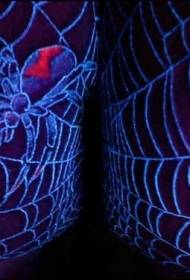 Ragno fluorescente e ragnatela modello tatuaggio