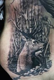 Jelen realističnog stila u tamnom šumskom uzorku tetovaža