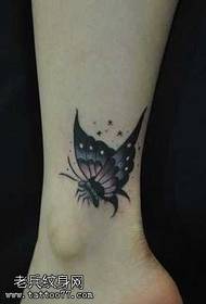 Pola tato kupu-kupu dengan kaki yang indah