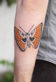 Piccolo modello di tatuaggio farfalla fresca nella vecchia scuola