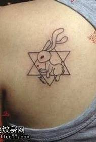 bunny tattoo patroon in vijfpuntige ster in schouder