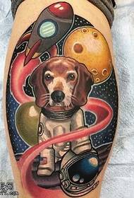 hond tattoo patroon op die kuit