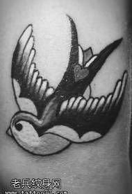 Ŝultro Sting Swallow Tattoo Pattern