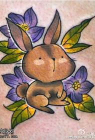 модел на татуировка заек в нежно боядисани цветя