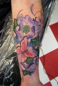 تیتلی اور جامنی رنگ کے پھول بازو ٹیٹو کا نمونہ