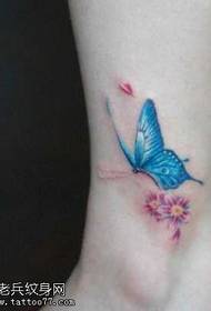 Pequeno patrón de tatuaxe de bolboreta nas pernas