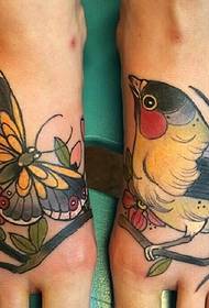 Uccello della punta sinistra, farfalla del piede destro, tatuaggio totem di colore