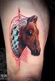 Tatuaggio a cavallo sulla coscia