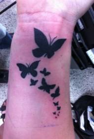 Patrón de tatuaje de muñeca pequeña mariposa negra simple