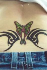 Stammetotem med butterfly-tilbage tatoveringsmønster
