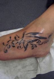 Czarna linia kreatywnego pięknego obrazu tatuażu motyla na podbiciu dziewczynki
