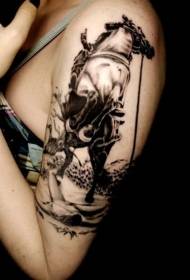Padrão de tatuagem de equitação cinza cinza ombro