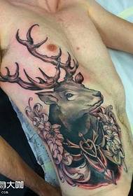 Vzor tetovania v páse jeleňov