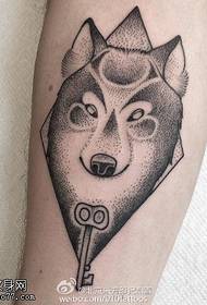 Piccola volpe tatuata con vitello