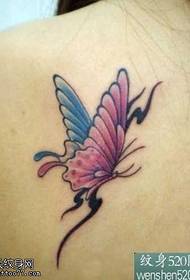 Piccolo tatuaggio a farfalla sulla scapola