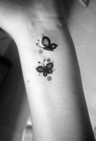 Zlatan mali slatki uzorak tetovaže leptira