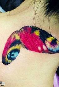 首の蝶のタトゥーパターン