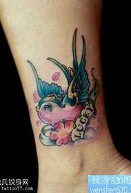Modello di tatuaggio rondine gamba