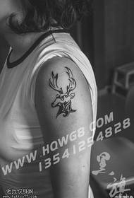 Cervo tatuas ŝablonon sur la ŝultro