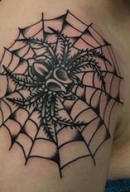 meisjes arm op de zwarte lijn creatieve delicate spinnenweb tattoo foto