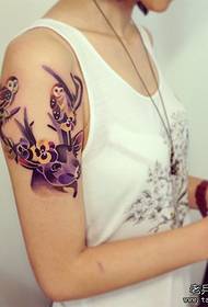 Een modetrend concept stijl herten tattoo patroon