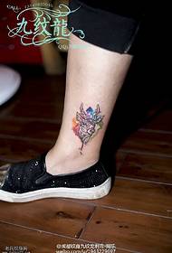 Padrão de tatuagem fulvo aquarela no tornozelo