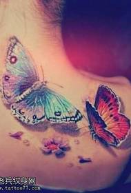 Bellissimo tatuaggio a farfalla sulla spalla