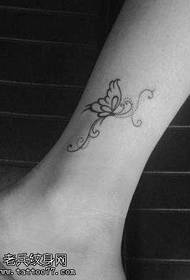 Prekrasan uzorak od tetovaža leptira na nogama