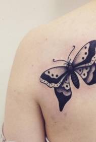 Immagine del tatuaggio della farfalla modello del tatuaggio della farfalla che vola fra i fiori