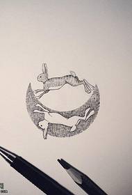 月亮上的两只兔子纹身图案