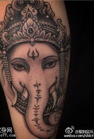 model de tatuaj de elefant pe vițel