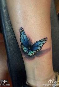 Modeli i tatuazhit të fluturave fluturon në viç