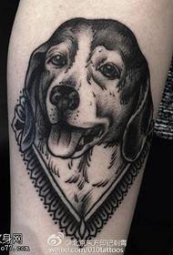 disegno del tatuaggio del cane sul polpaccio