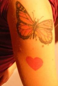 A forma di cuore con motivo tatuaggio farfalla
