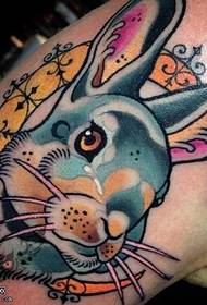 Модел на тетоважа со зајак од рака