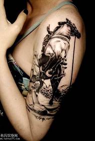 Rankos arklio tatuiruotės modelis