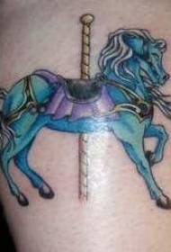 Warna kaki berputar gambar tatu kuda kayu