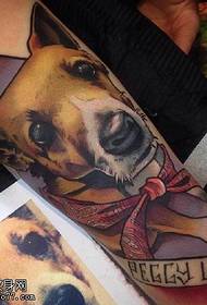 modello di tatuaggio cane sul braccio